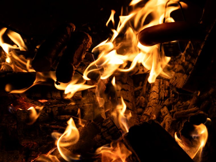 Ognisko wieczorem na Kaszubach jesienią